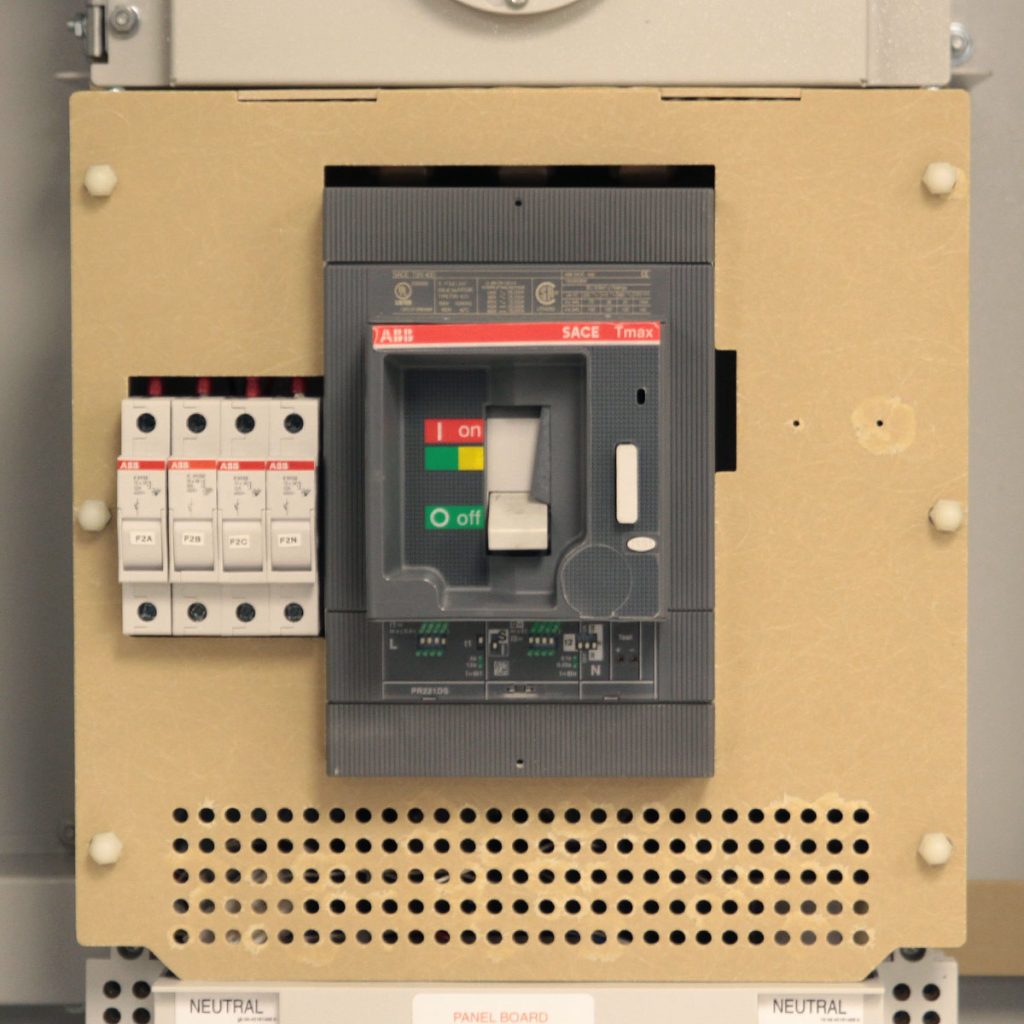 ePanel SL-1 power distribution panel main circuit breaker and miniature circuit breakers mounted on internal assembly